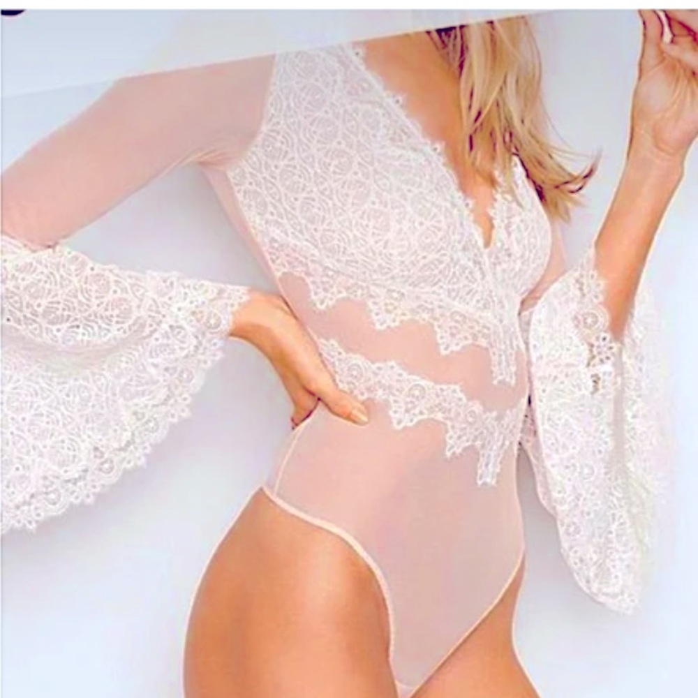 VICTORIA'S SECRET TAN & WHITE LACE BODYSUIT WITH BELL SLEEVES SIZE SMALL